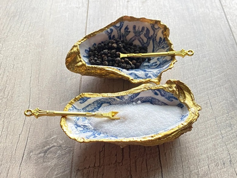 salt and pepper dish with oyster design