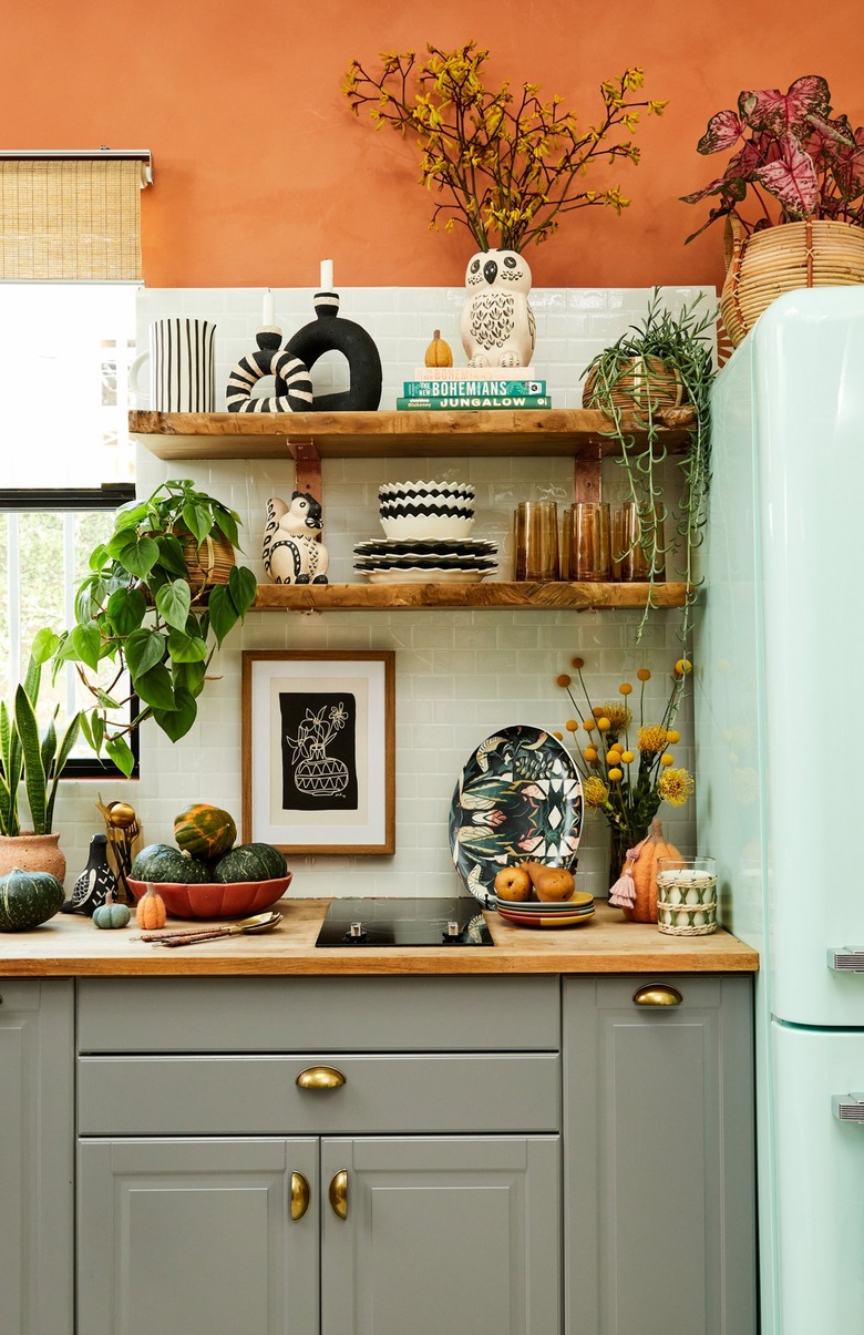 Employ an animal motif