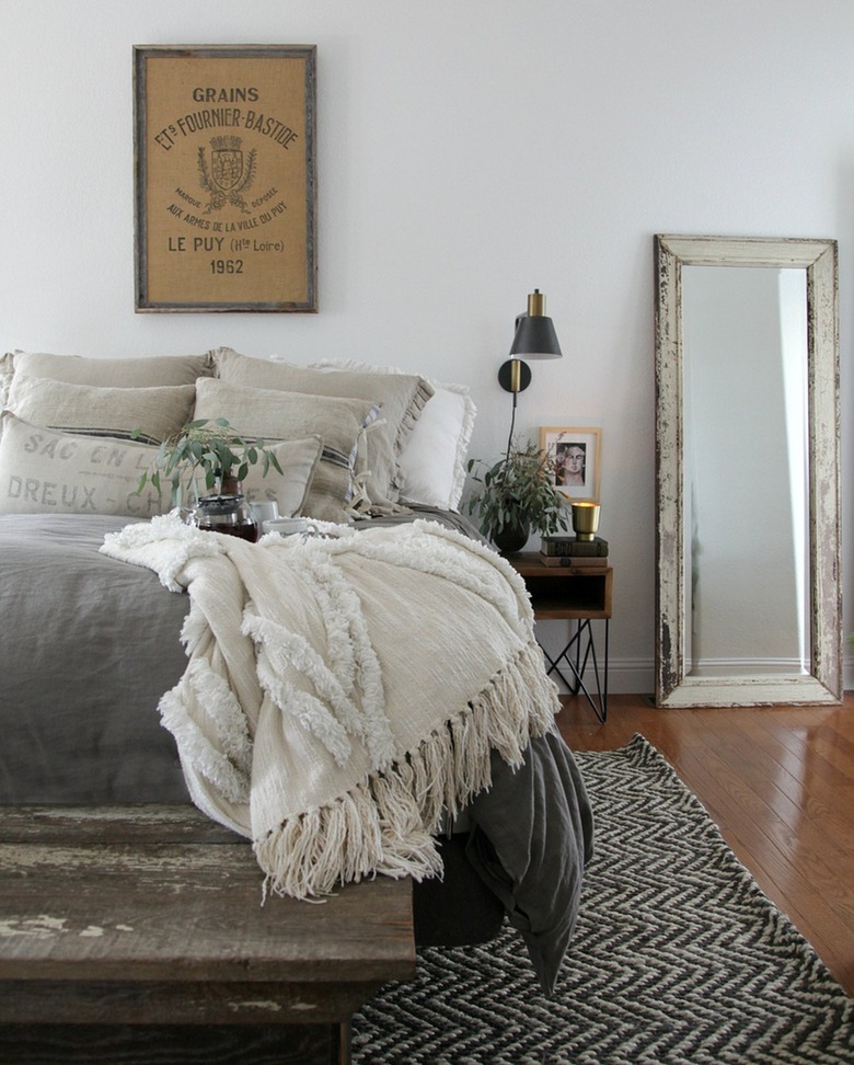 Farmhouse Chic Bedroom Ideas with height mirror