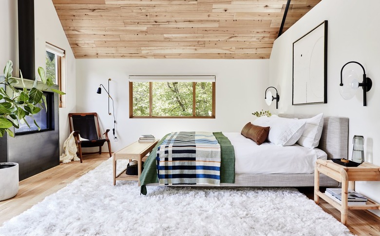 wooden ceiling farmhouse bedroom decor idea