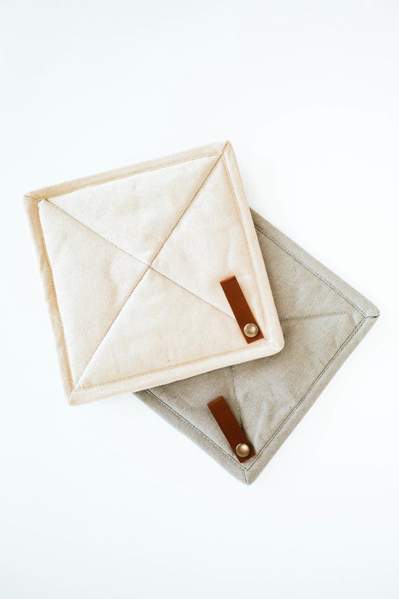 Set of two pot holders farmhouse kitchen idea