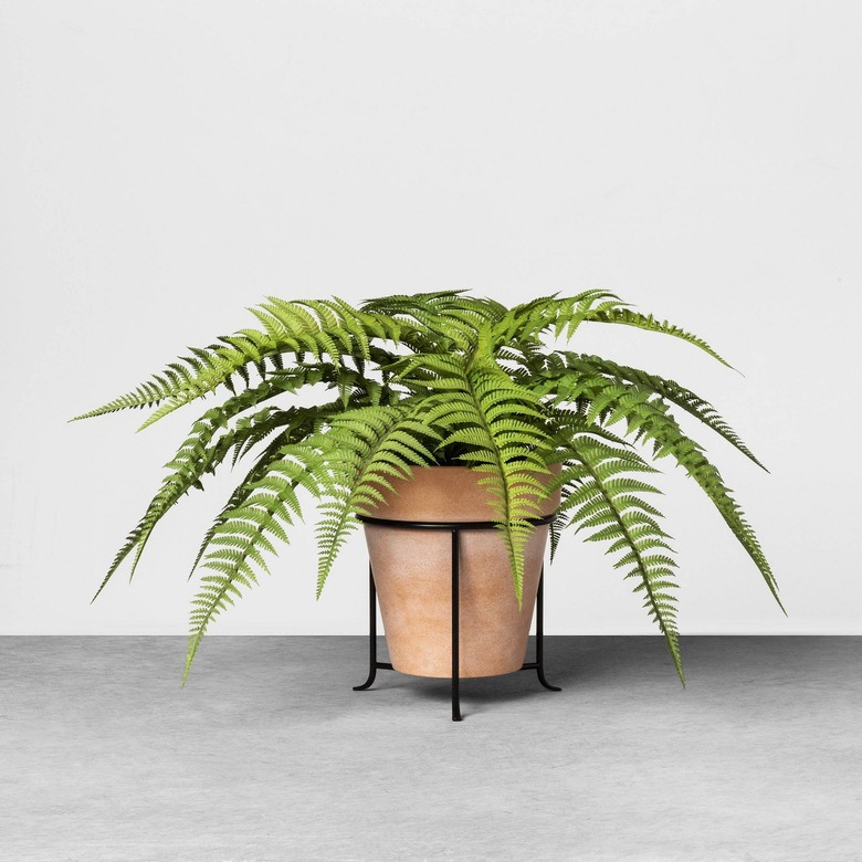 Faux green fern farmhouse kitchen idea