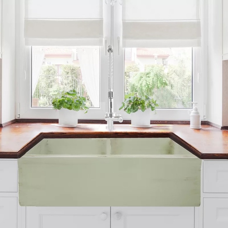 Green farmhouse sink