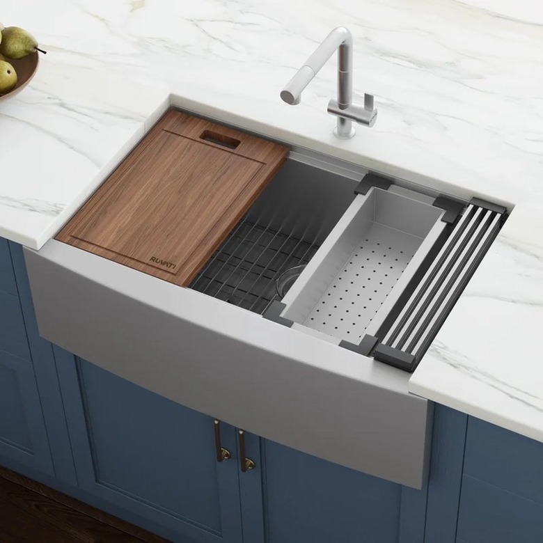 Farmhouse sink with cutting board