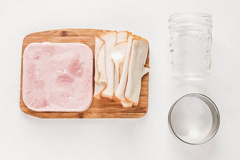 Ingredients for two-tone meat flowers