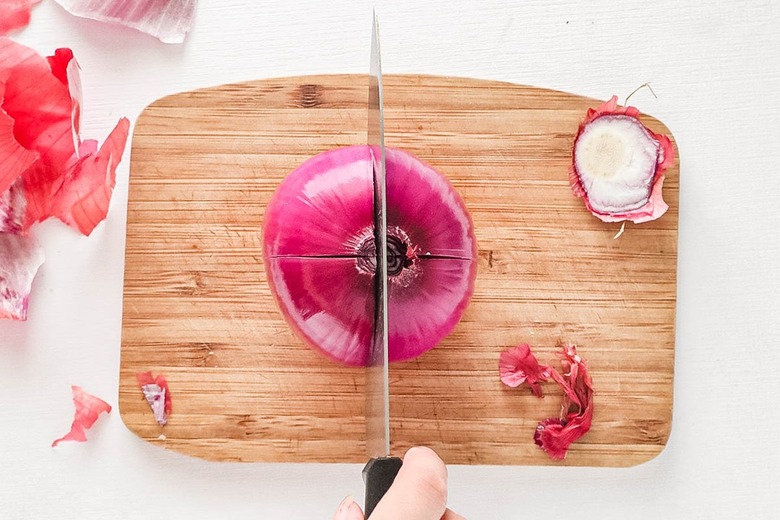 Cut a cross into the onion