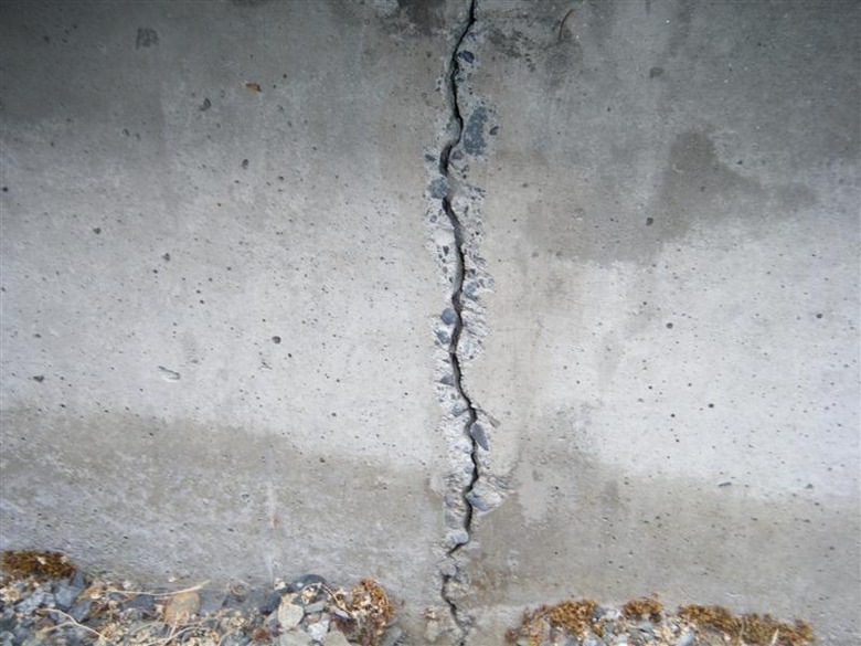 Vertical foundation crack