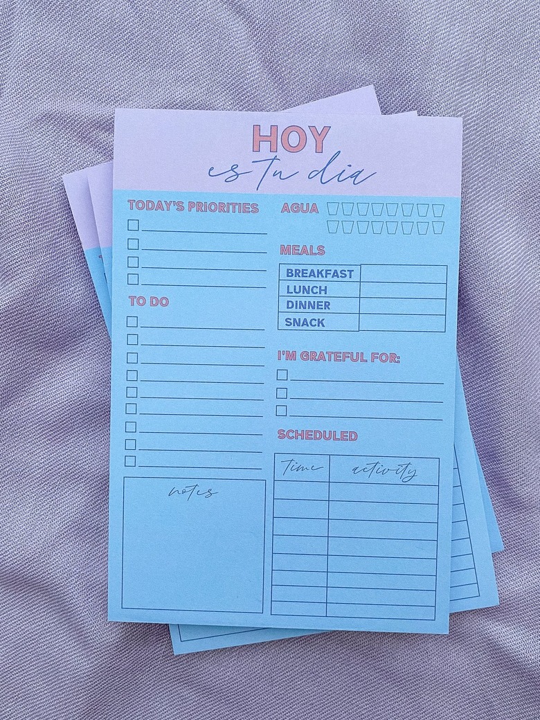 notepads with text hoy es tu dia