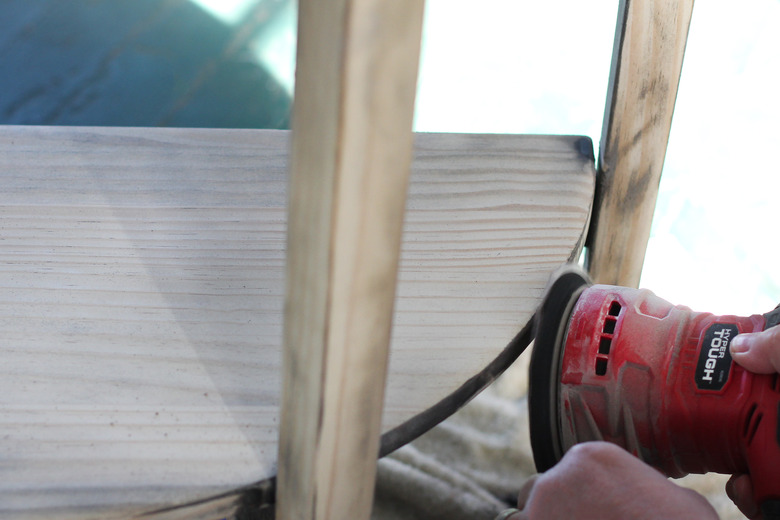 Sanding table with orbital sander