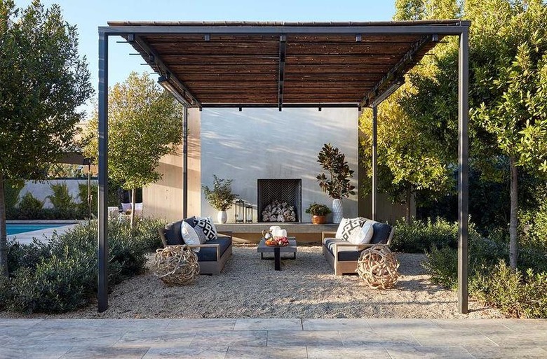 pea gravel patio with