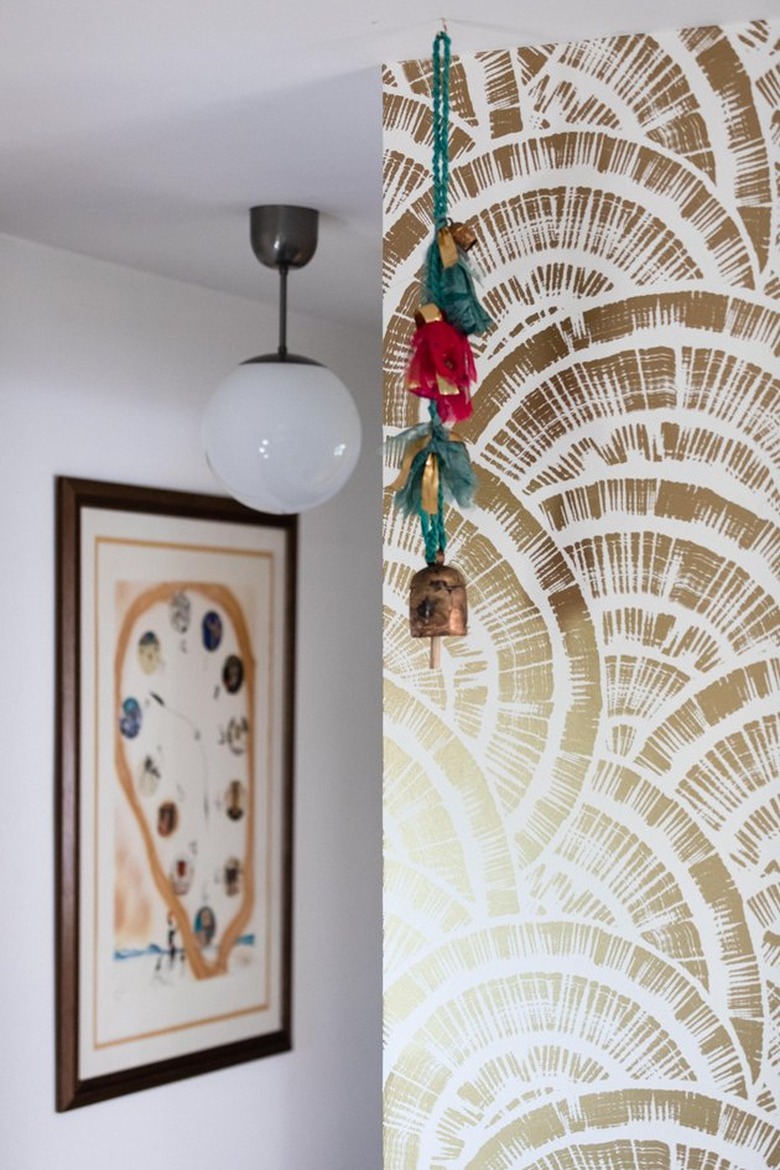 Gold and white wallpaper