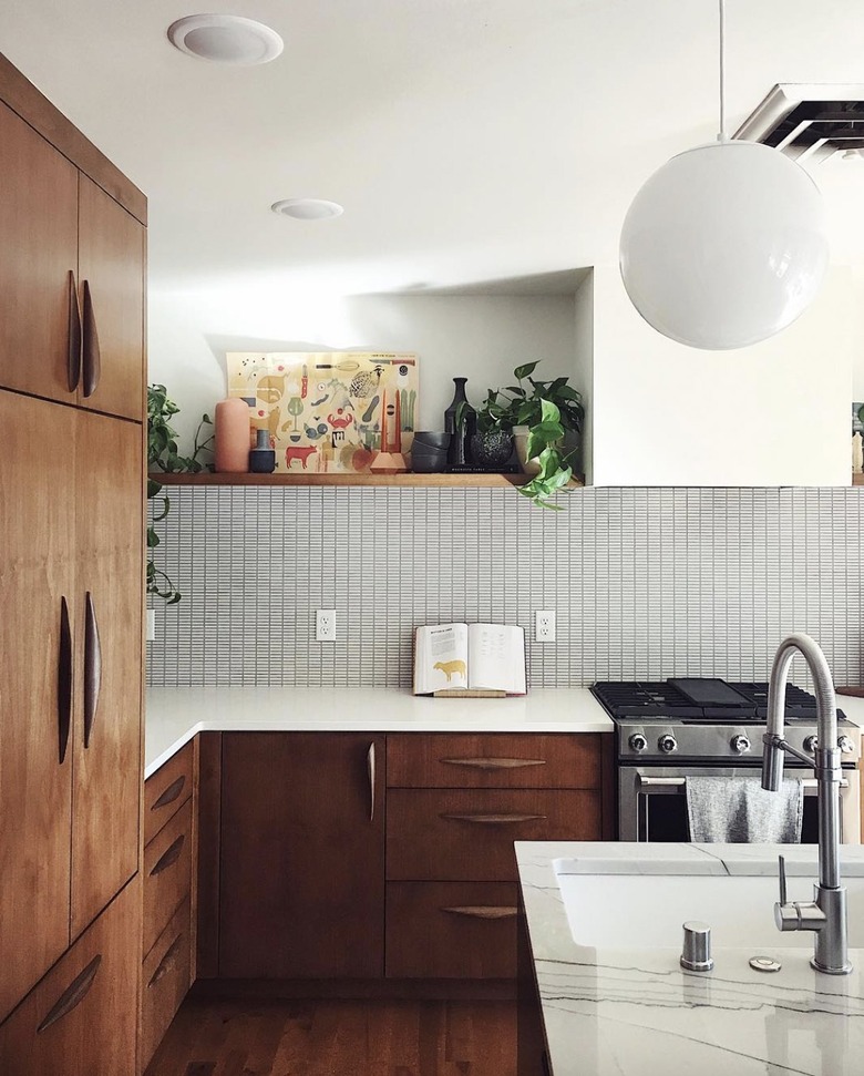 midcentury modern kitchen backsplash idea with wood cabinets