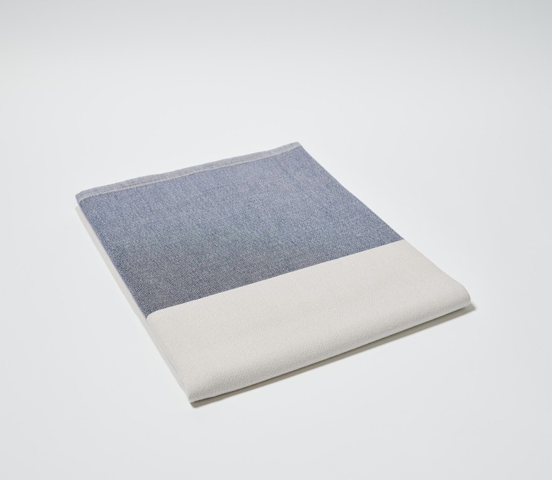SNOWE outdoor throw