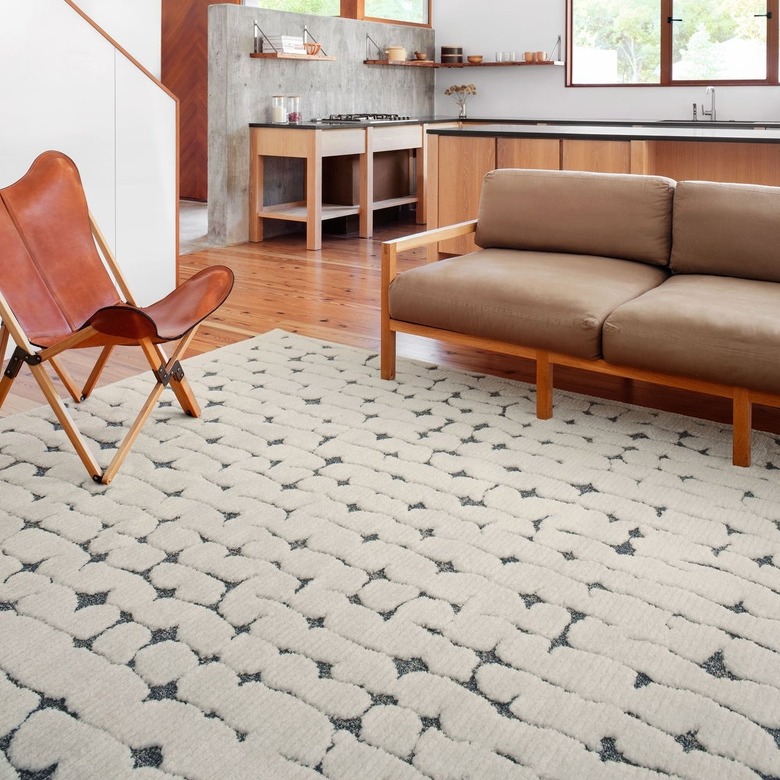 geometric patterned transitional area rug in white and gray in living room