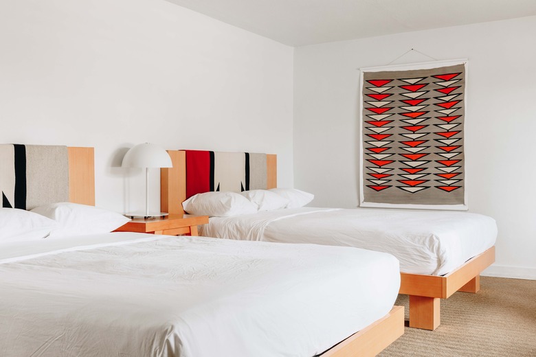 el rey court hotel guest room