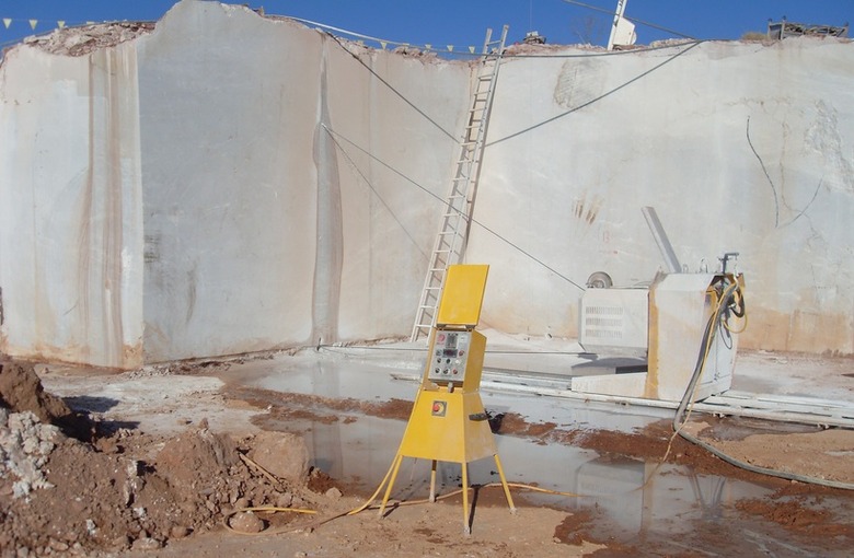 Wire saw in stone quarry