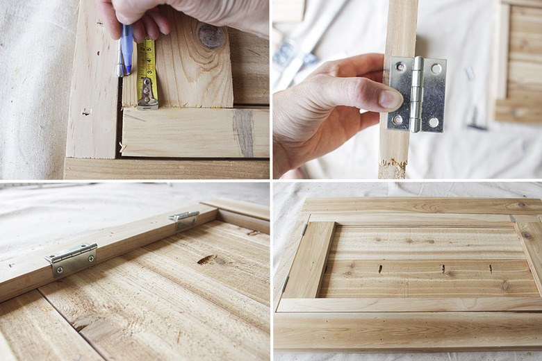 Four steps of attaching the 2 hinges on the legs and support frame of the bar.
