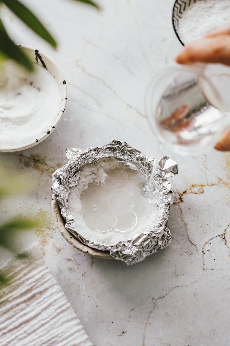 Cleaning silver jewelry with aluminum foil