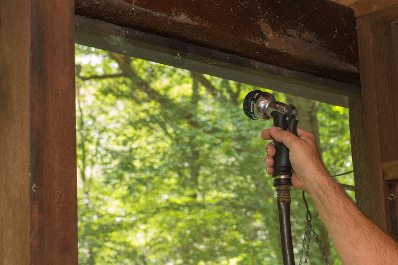 How to Clean Porch Screens