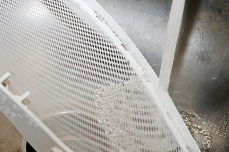 How to Deodorize a Dryer