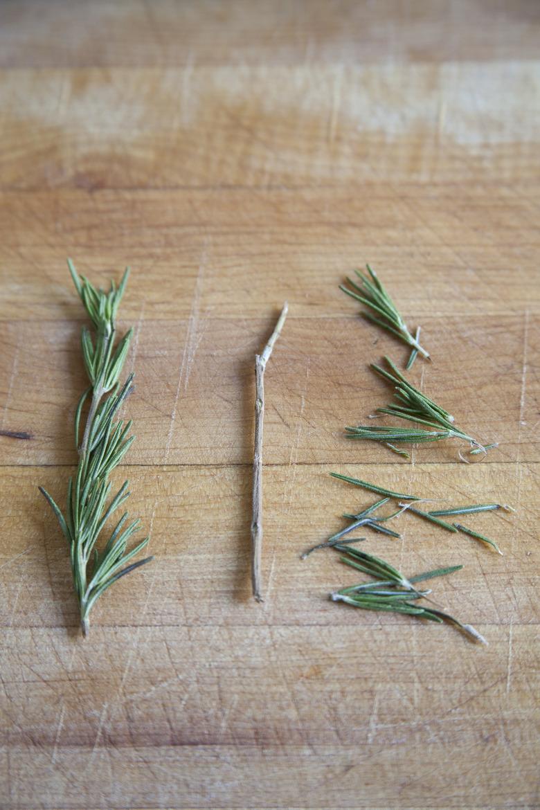 How to Extract Oil From Rosemary