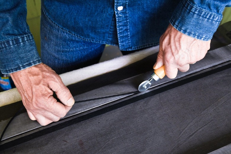 installing screen spline with spline roller