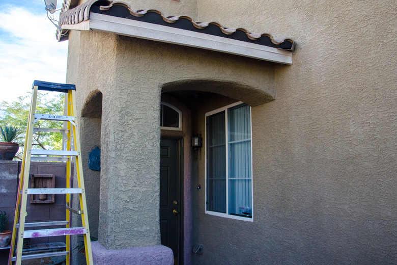 How to Hang Christmas Lights on Stucco Hunker