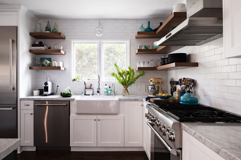 kitchen with farmhouse sink