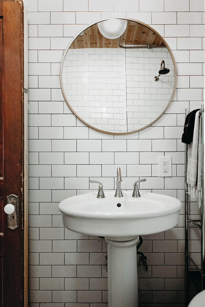 white ceramic pedestal sink