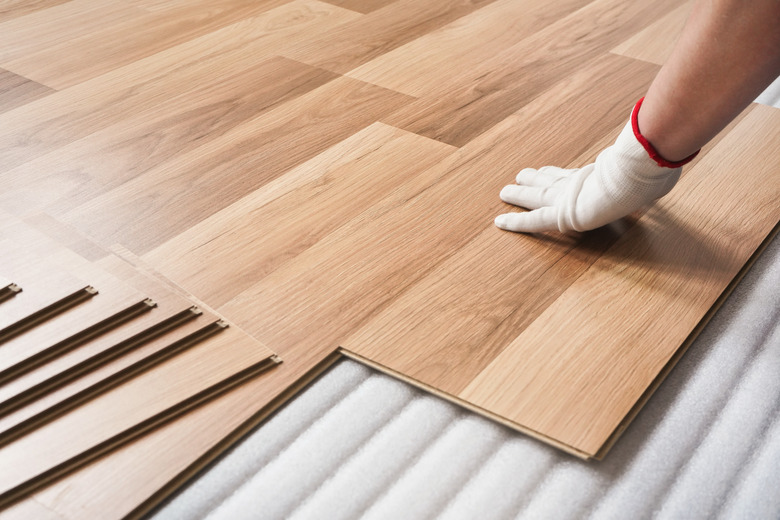 Installing laminated floor
