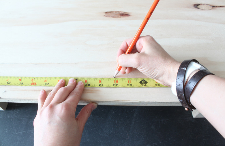 Finding the midway point of the plywood