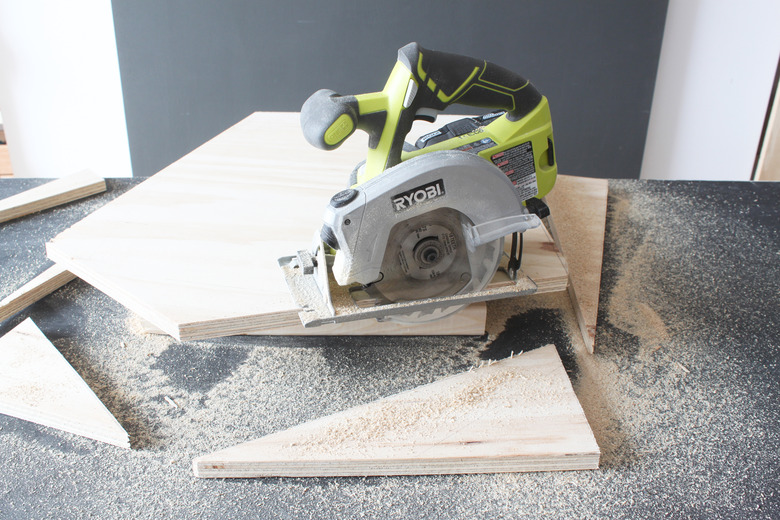 Defining the shape with a circular saw