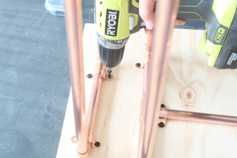 Attaching the tube straps