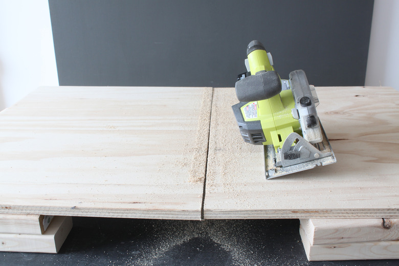 Cutting with a circular saw