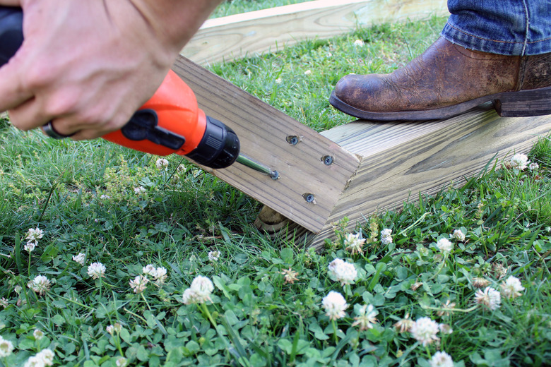 drill 4 deck screws into corner of 3' and 6' post. repeat for all 4 corners | hammock stand DIY
