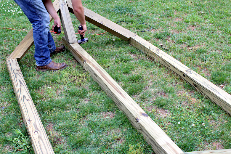 straighten 8' post in preparation to be screwed into 6' post | hammock stand DIY