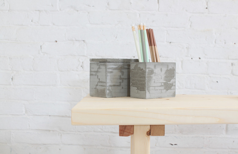 Detail of the desk end