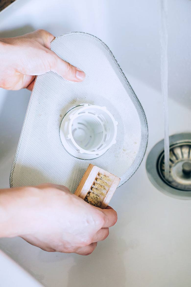 Scrub dishwasher mesh screen