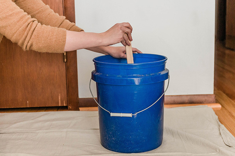 Stir the dye ingredients together.