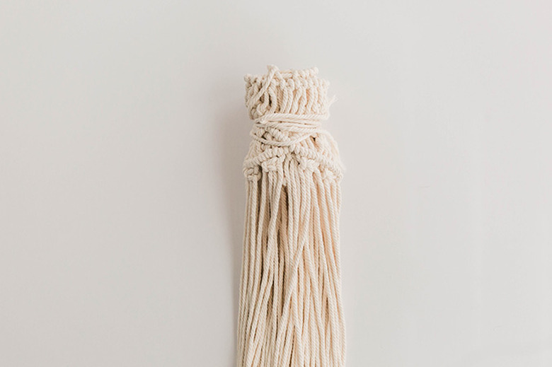 Roll the macrame up.
