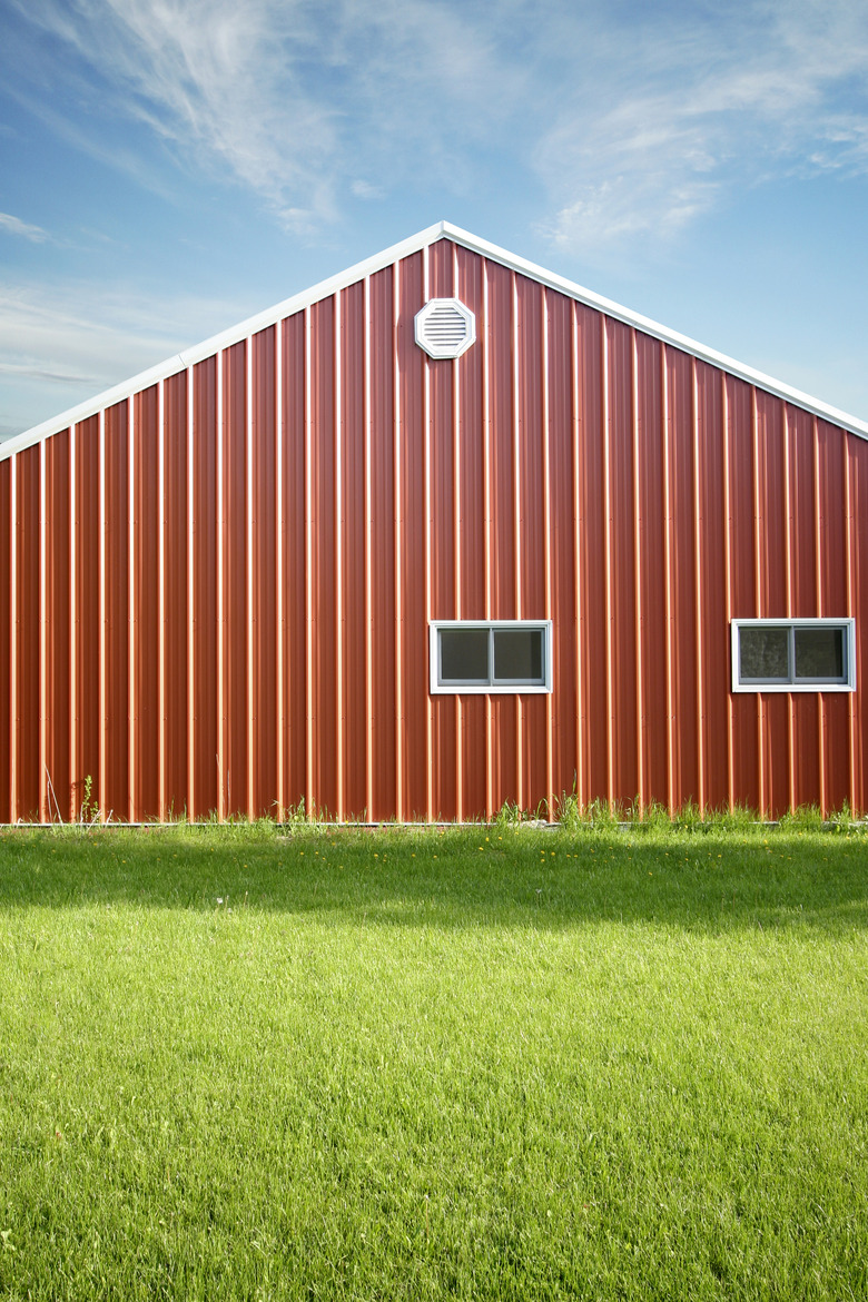 Pole building Barn in red