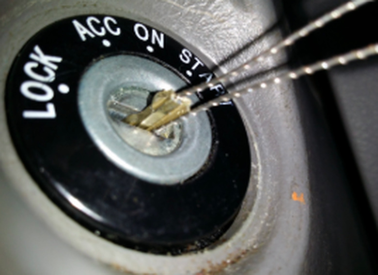 Extracting a broken key.