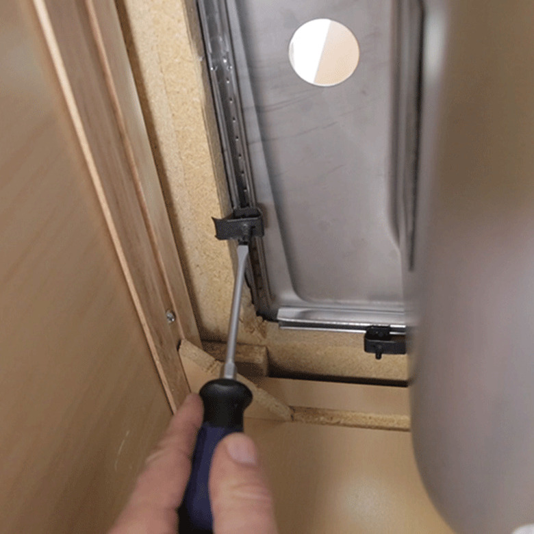 Close-up of sink clips.