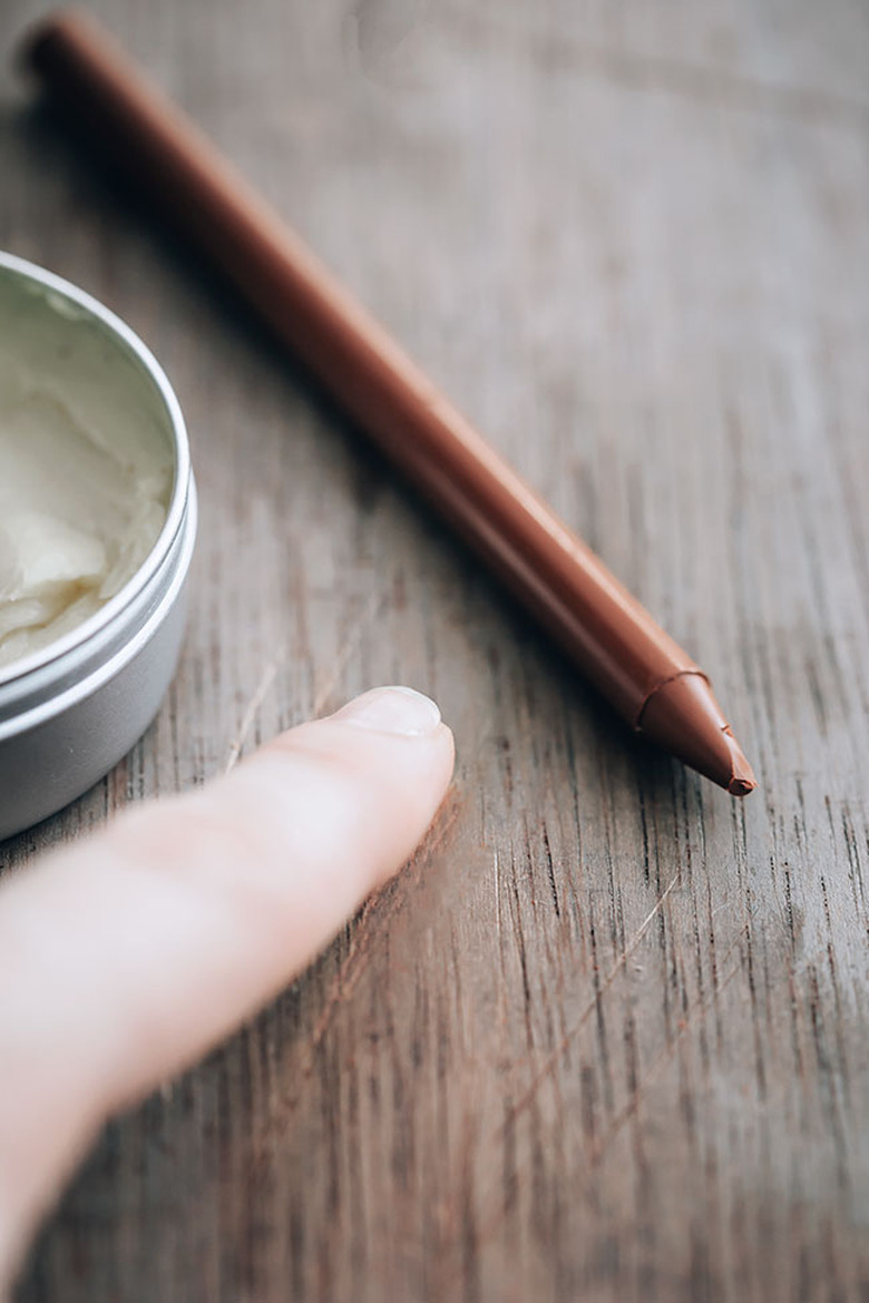 Color and fill wood scratches with crayon