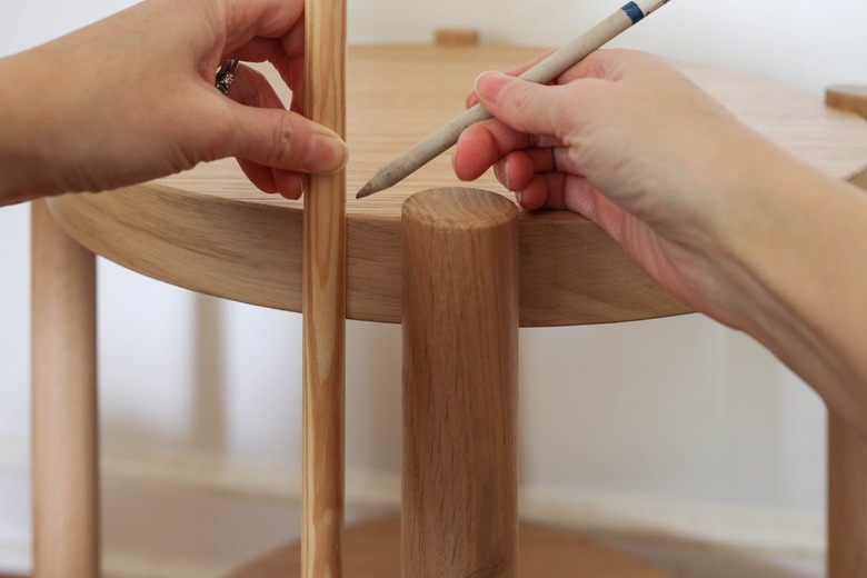 Marking height of table on moulding piece with a pencil