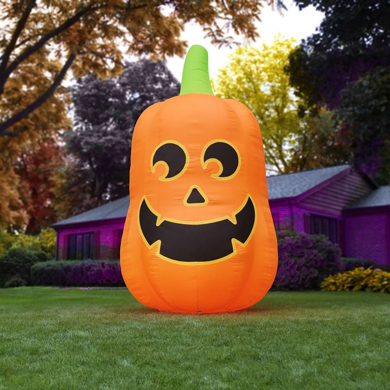 Hammacher Schlemmer The 16-Foot Glowing Inflatable Jack-O'-Lantern