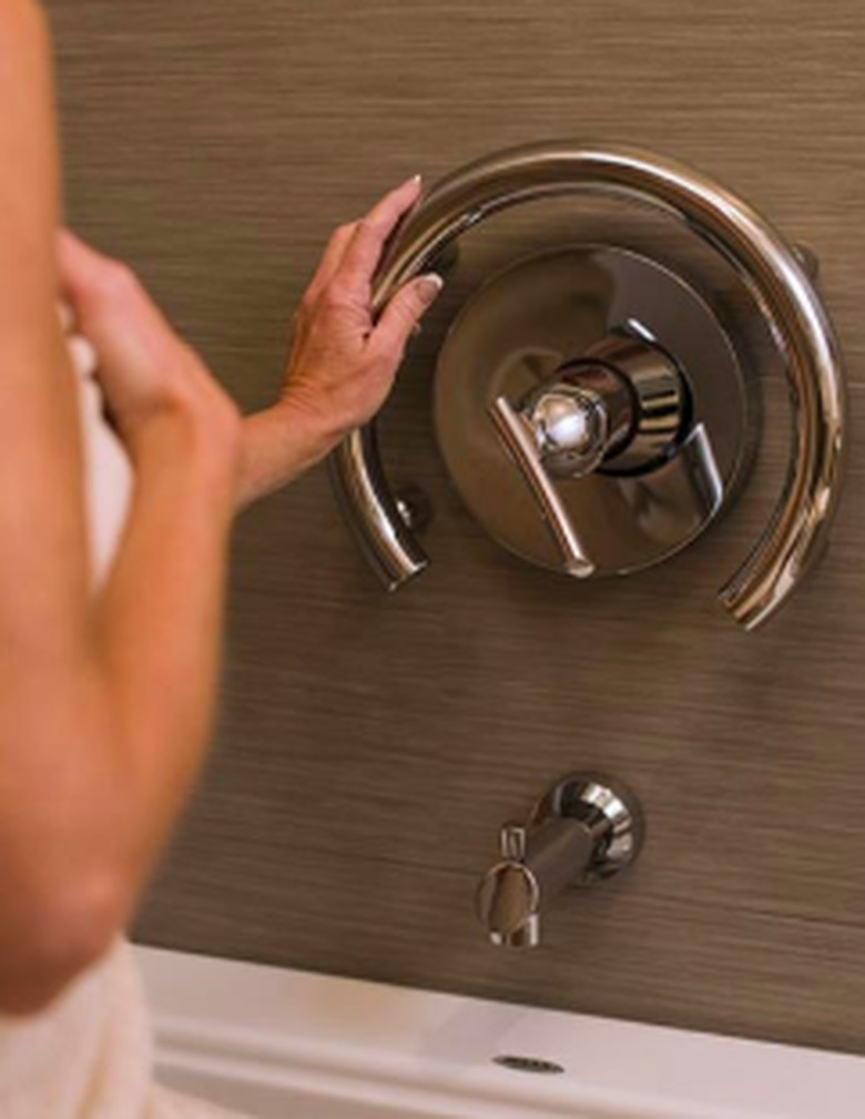 Ring-style grab bar.