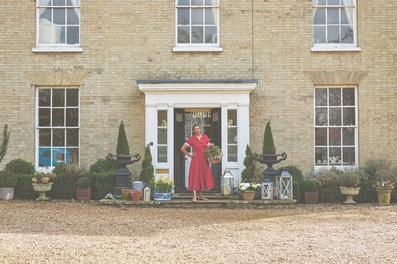 paula sutton in front of hill house