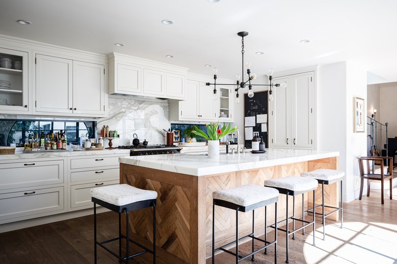 A kitchen with white cabinets