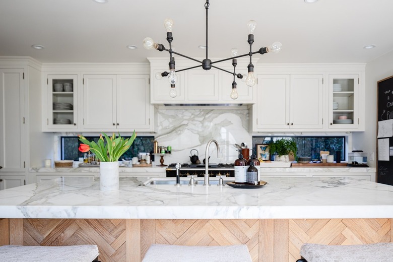 A kitchen with white cabinets